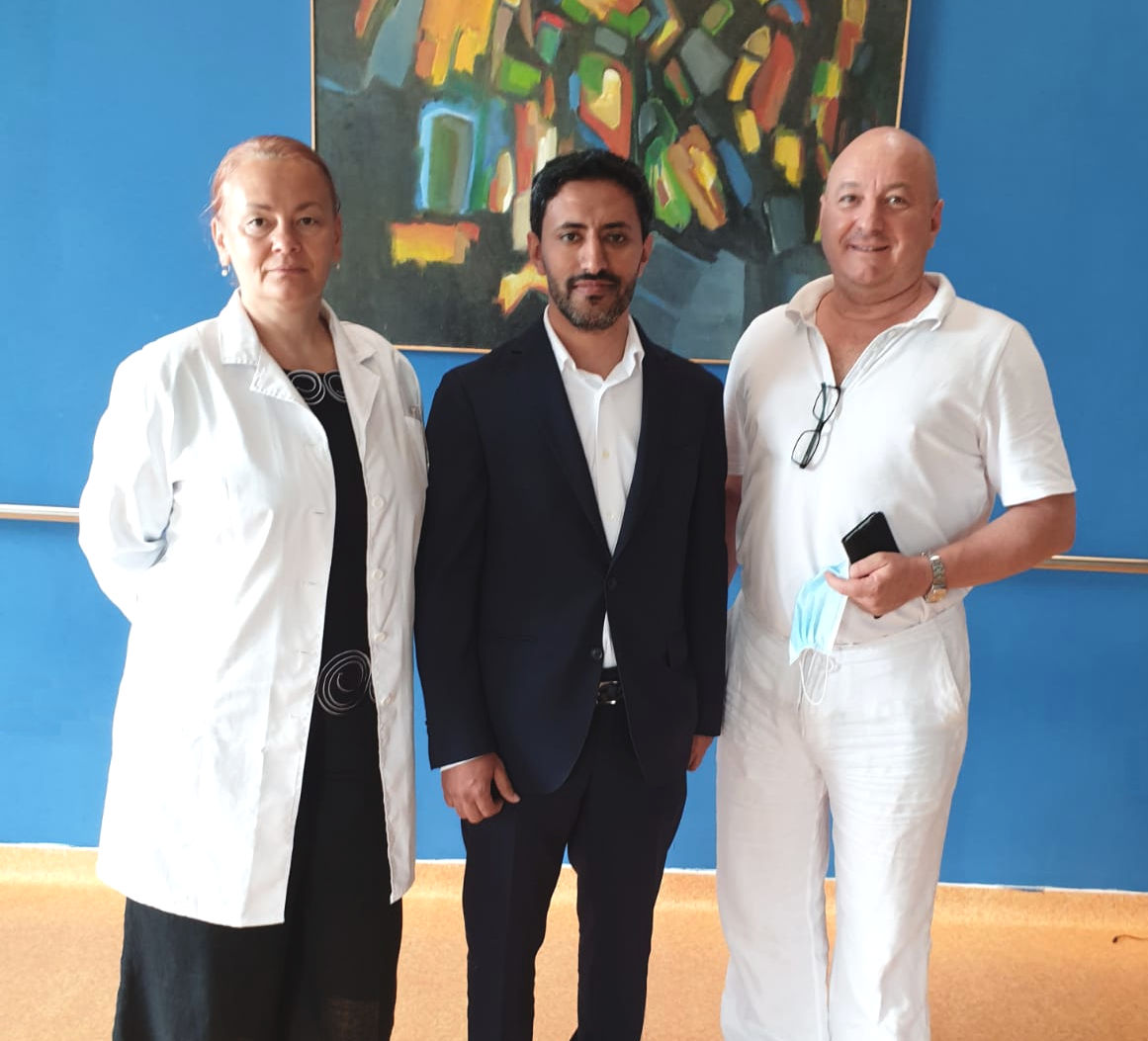 Herr Maqsaa, gemeinsam mit dem Direktor der Privatklinik Herrn Lambert und der Leitenden Ärztin Frau Dr. Reisz nach Unterzeichnung des Kooperationsvertrages.